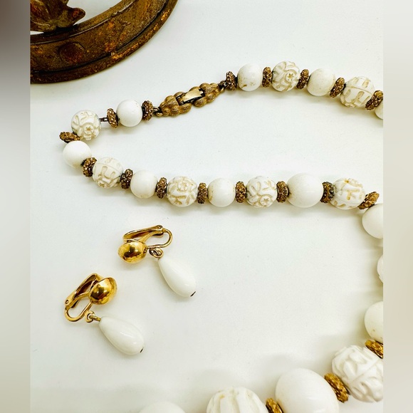 Vintage White MONET Necklace & Earrings - Picture 8 of 12